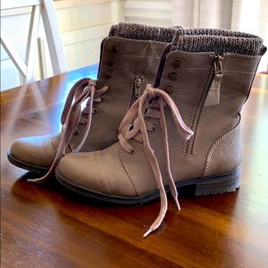 Women’s boots, never worn